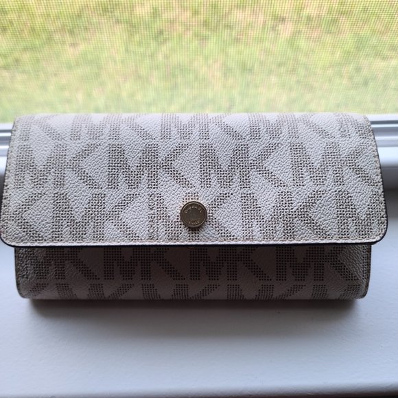 Michael Kors Wallet/Clutch (Wear And Tear) - Picture 1 of 9